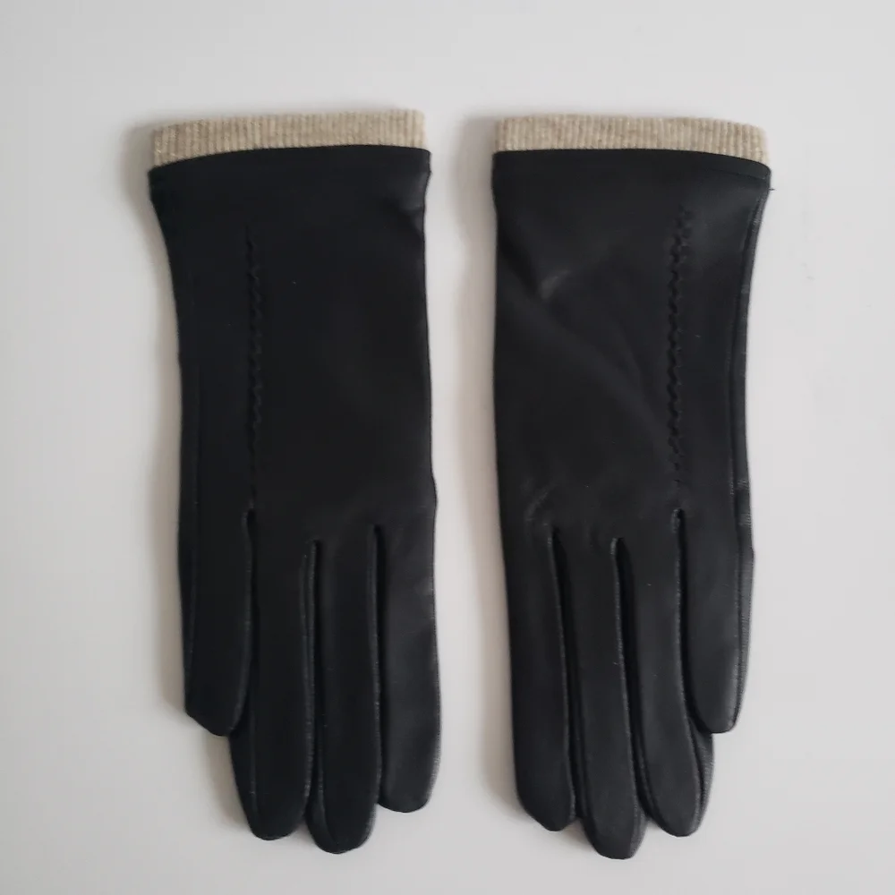 New in original package Dsane Women black sheepskin leather gloves